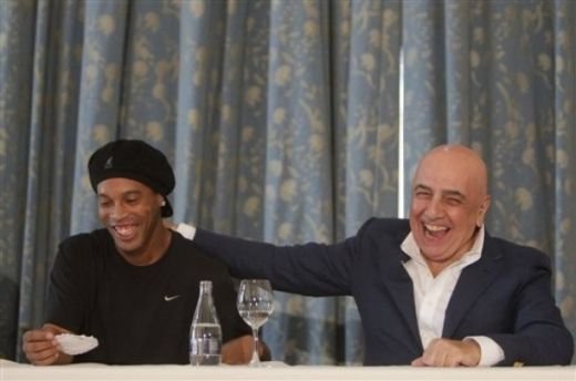 E OFICIAL! Ronaldinho va juca la Flamengo!