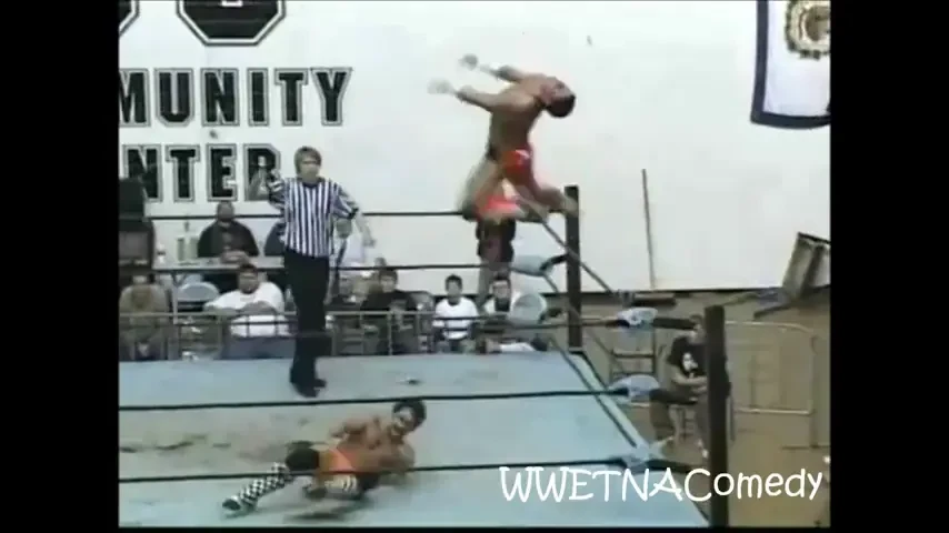 VIDEO-SOCANT: Wrestlingul nu-i pentru oricine! Vezi cum rateaza saltul si pica direct in cap!