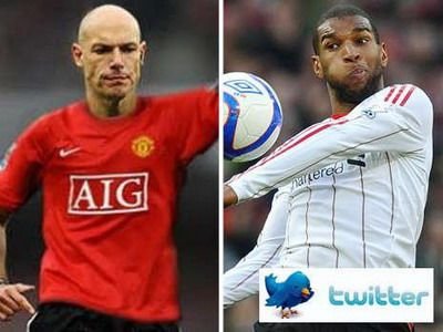 FOTO / Babel a postat poze pe Twitter cu arbitrul Howard Webb in tricoul lui Manchester United!_3