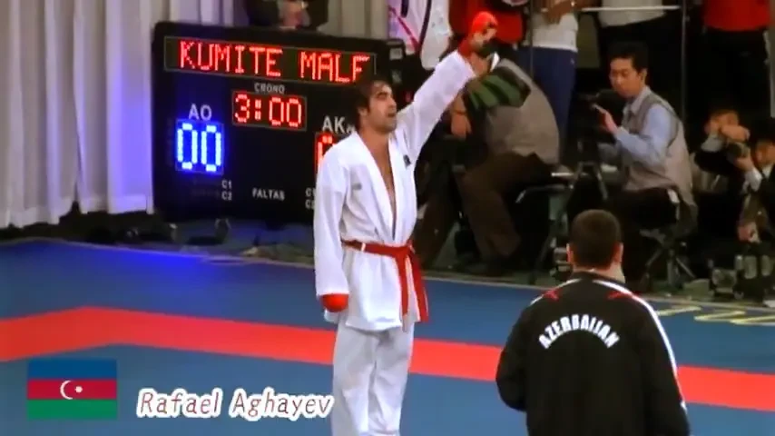 VIDEO: El este Superman din Karate!