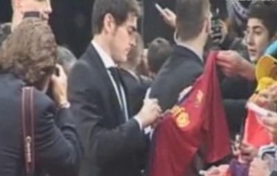 VIDEO / Casillas a dat autografe pe tricourile Barcelonei! Tot ce NU s-a vazut la gala Balonului de Aur: