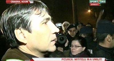 Rascoala la Craiova: suporterii au iesit in strada sa faca dreptate! Vezi ce mesaj le-a transmis Piturca! VIDEO
