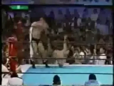 VIDEO: L-a umplut de SANGE! Vezi cea mai BRUTALA lovitura din istoria wrestlingului!