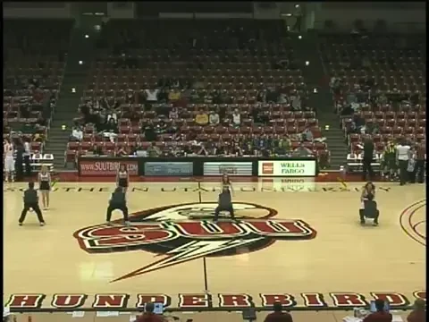 CE RATEU! O majoreta si-a luat-o rau in pauza unui meci! VEZI ce a patit: