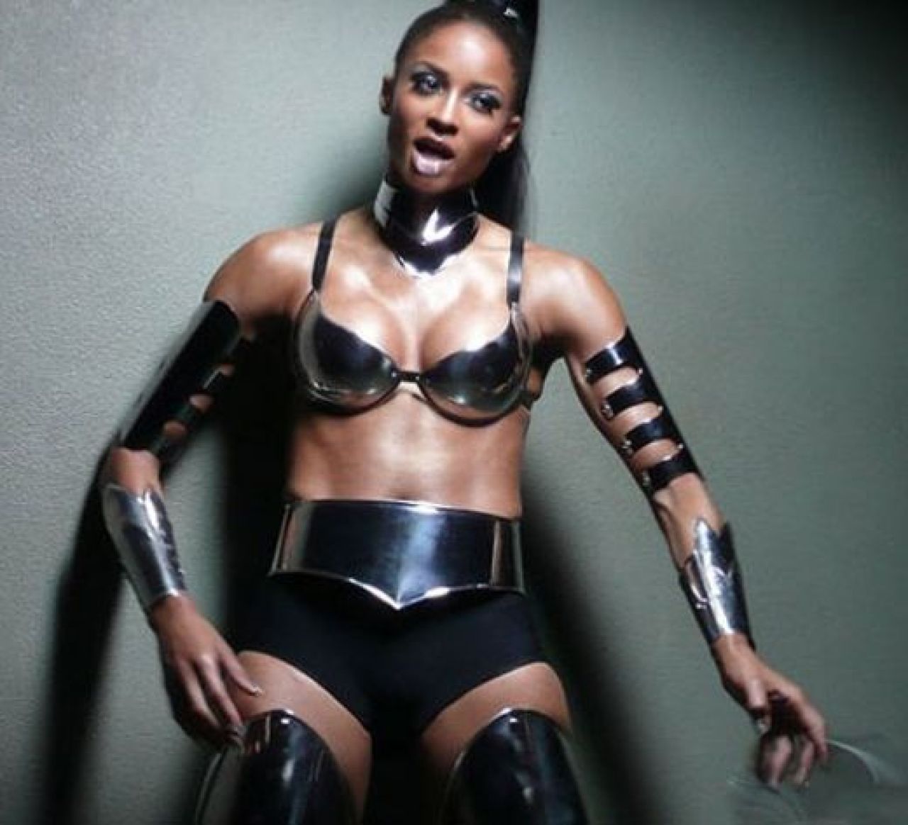VIDEO / LeBron James a dat LOVITURA: a pus mana pe cantareata Ciara!_1