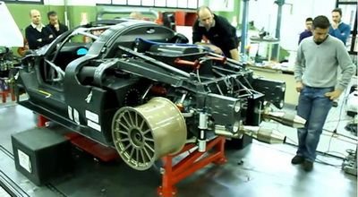 Paraie, troscaie, plescaie si bubuie! Intra sa auzi cel mai grav motor Ferrari din istorie!