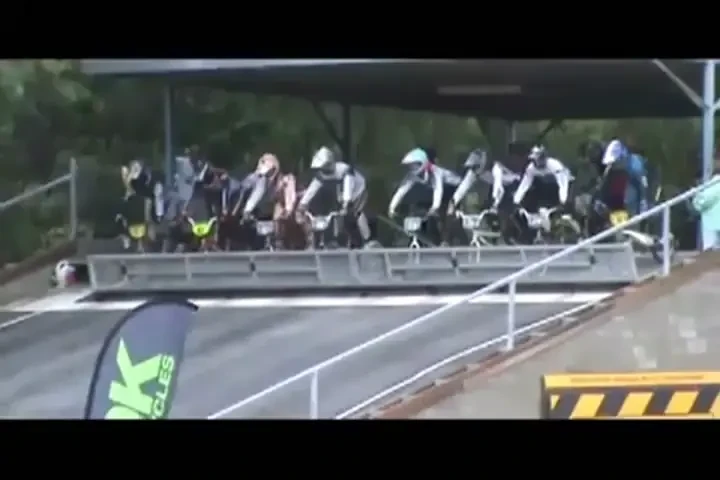 VIDEO: Cel mai prost start din ISTORIE: toti concurentii au cazut in cap :))