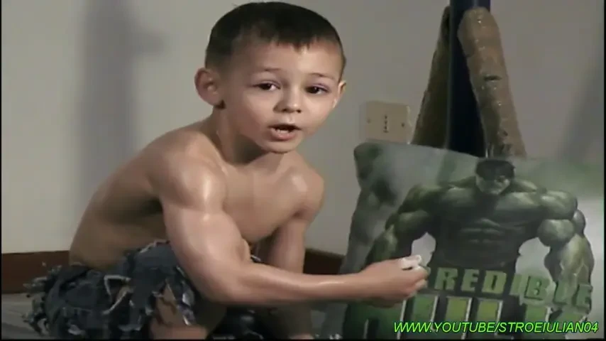 Urmasul lui HULK este din Romania! Vezi ce face un copil la doar 6 ani