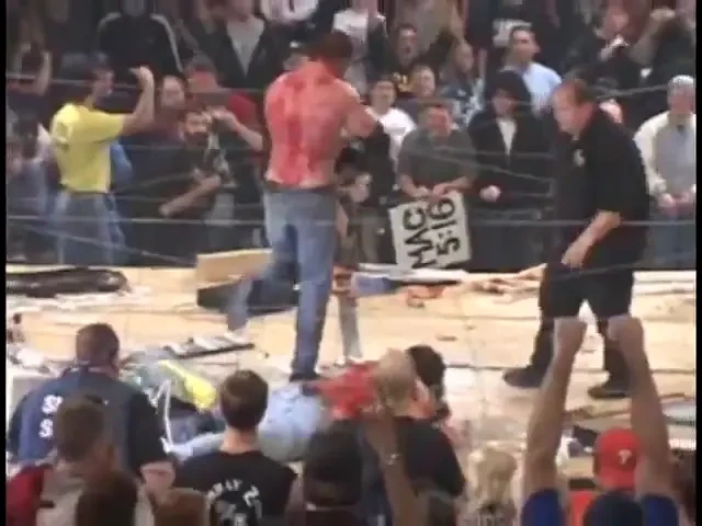 HORROR: N-ai mai vazut ASEMENEA VIOLENTA! Ii distruge pielea cu masina de tuns iarba! VIDEO