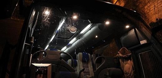 VIOLENTE la Roma inainte de AS Roma - Lazio! Autocarul lui Lazio, atacat cu pietre, un fan INJUNGHIAT in strada