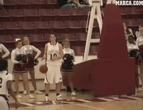 VIDEO / Asta e cel mai tare cos din baschetul FEMININ! A inscris din propriul careu!