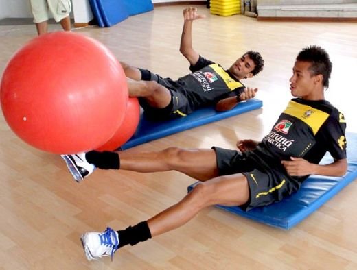 VIDEO! Neymar promite sa fie mai MARE decat Ronaldinho! A inceput sa jongleze cu o minge URIASA