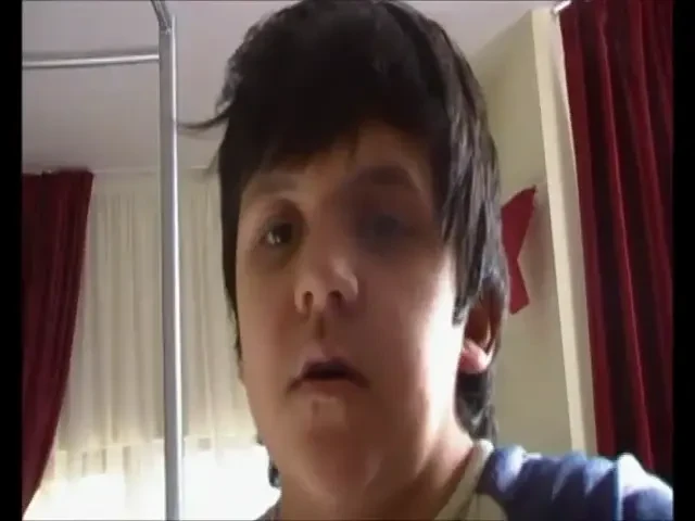 VIDEO: El este cel mai mare WRESTLINGFAN! Vezi cum si-a umplut camera cu Centuri si figurine cu wrestleri