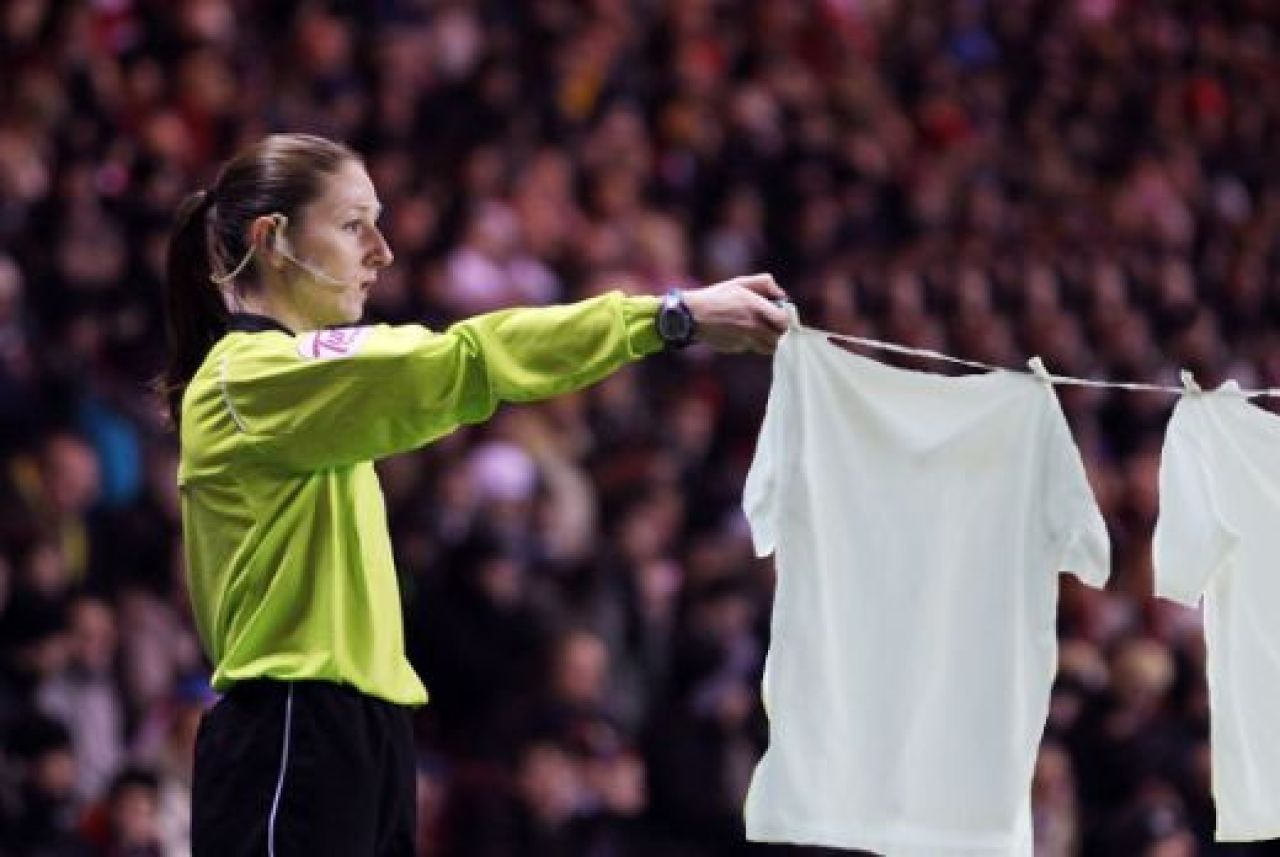 FOTO / Caterinca zilei in Anglia: Femeia-arbitru, trimisa la cratita de comentatorii Sky!_5