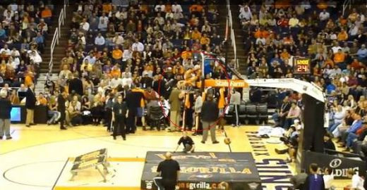 VIDEO&nbsp;/ INCREDIBIL! Cel mai tare cos la baschet! A intrat cu tot&nbsp;cu mingea prin INEL!