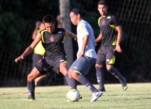 VIDEO / Ronaldinho MAGIC SHOW! Vezi ce NO LOOK PASS senzational a inventat la antrenament si cum isi umileste colegii!