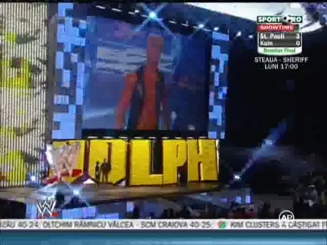 VIDEO: Vickie si-a sarutat iubitul stand deasupra fostului sot! Vezi cum a fost umilit Campionul Mondial, Edge