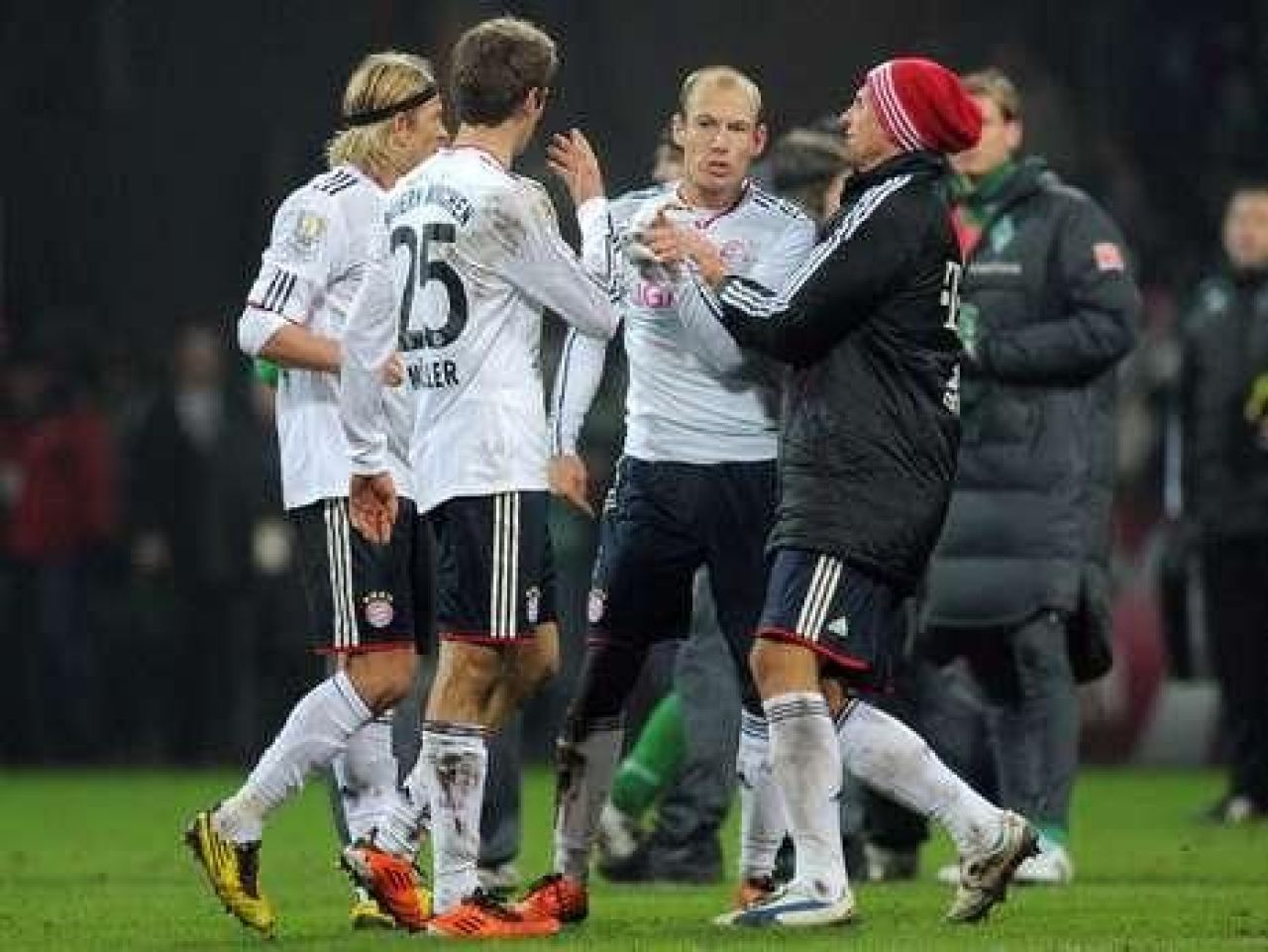FOTO / Gest INCREDIBIL! Robben i-a dat un PUMN in figura lui Muller dupa meciul cu Werder!_6