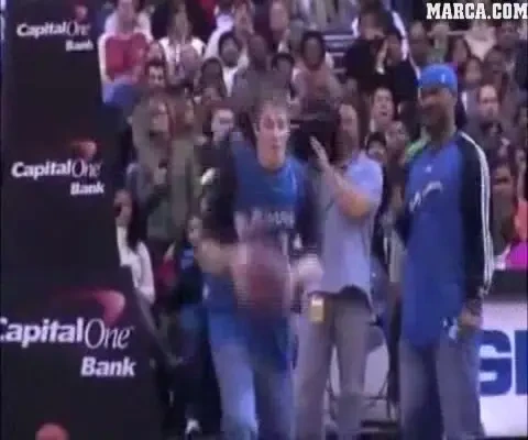 VIDEO / A dat un cos INCREDIBIL in timp ce vorbea la telefonul mobil! Trebuie sa vezi ca sa crezi: