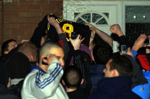 VIDEO / REVOLTA la Liverpool! Fanii au ars tricoul lui Torres dupa transferul la Chelsea!_3