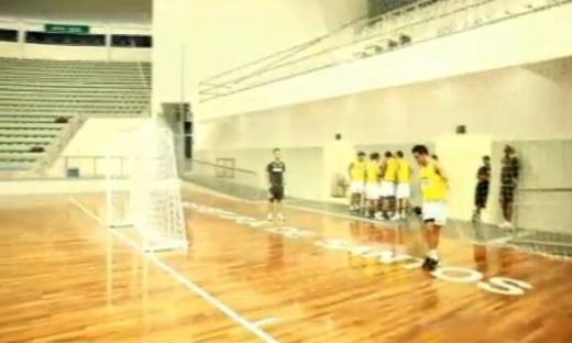 SUPER VIDEO: Un jucator din Brazilia vrea sa-i dea CLASA lui Ronaldinho! A marcat prin RABONA din spatele portii!