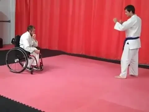 Omul care a SOCAT lumea! A invatat sa lupte din scaunul cu rotile! Vezi un caz INCREDIBIL