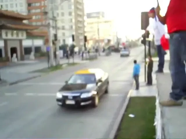 Doi suporteri insconstienti iti arata cum NU trebuie sa sarbatoresti victoria!! IMAGINI SOCANTE: