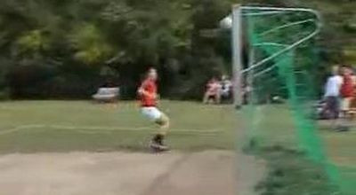 VIDEO INCREDIBIL! Cum sa trimiti peste poarta goala dintr-un METRU! El a reusit asta :))