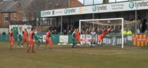 VIDEO! Mana lui Dumnezeu se intoarce!! Un jucator a scos incredibil de pe linia portii cu MANA si nimeni n-a vazut!