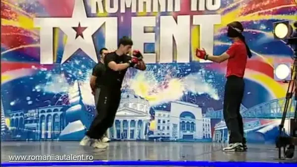 VIDEO Rezistenta MAXIMA! E legat la ochi si are o blocata la spate, dar isi doboara adversarul!