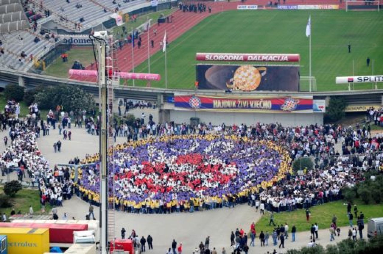 VIDEO Asa ceva n-ai mai vazut NICIODATA! Vezi cum au sarbatorit fanii lui Hajduk 100 de ani de la infiintarea clubului!_26