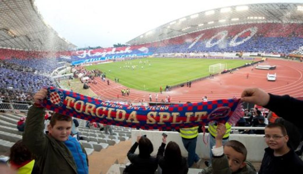 VIDEO Asa ceva n-ai mai vazut NICIODATA! Vezi cum au sarbatorit fanii lui Hajduk 100 de ani de la infiintarea clubului!_27