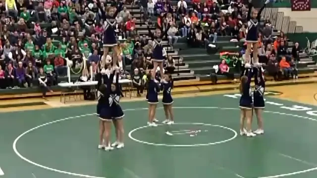 VIDEO / Accident GROAZNIC in sala! O majoreta a cazut direct in CAP!