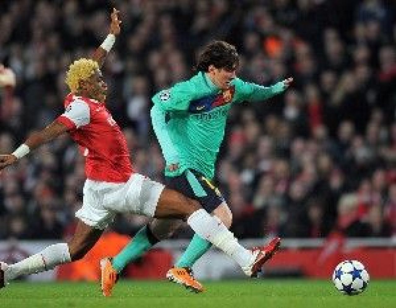 VIDEO Barcelona este de pe PAMANT! Vezi golul lui Villa din pasa lui Messi si bijuteria lui Van Persie_2