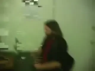 Cea mai tare farsa! Cum iti poti pacali prietenii la o petrecere? Vezi VIDEO