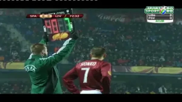 Alarma in Cehia! Fanii au aruncat cu torte spre Reina!