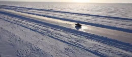 Lectie de pilotaj si un nou record mondial: A condus cu 330 km/h pe o sosea de gheata!
