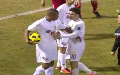 VIDEO Aproape de bataie pentru cel care urma sa execute o lovitura libera in minutul 94! Cine a castigat si ce s-a intamplat: