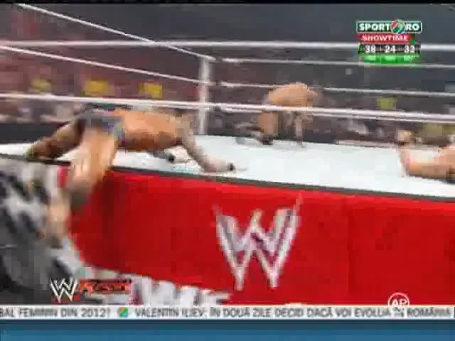 VIDEO: Randy Orton, gata de RAZBOI - i-a distrus capul cu o lovitura de picior unui membru din Nexus!