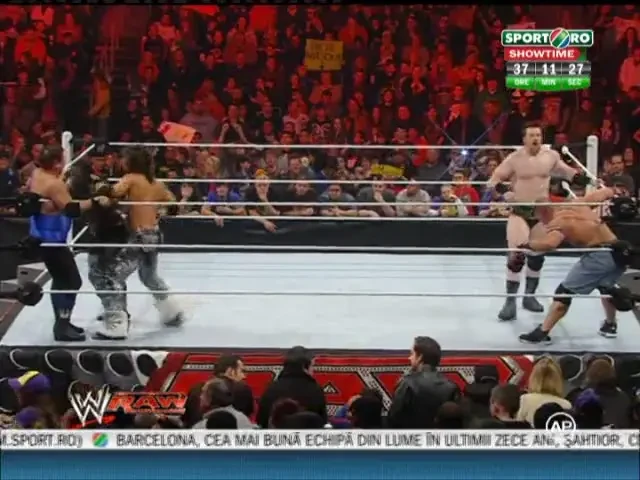 VIDEO: Cena IMPRESIONEAZA din nou! Vezi cum a ridicat 2 oameni in spate fara prea mare efort!