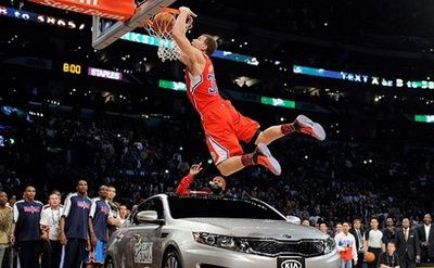 INCREDIBIL! Castigatorul concursului de Slam Dunk a sarit PESTE O MASINA! VIDEO: