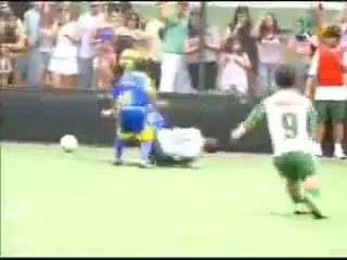 DOVADA ca inca mai exista echipe mici: fotbal nebun intre doua echipe de PITICI! VIDEO: