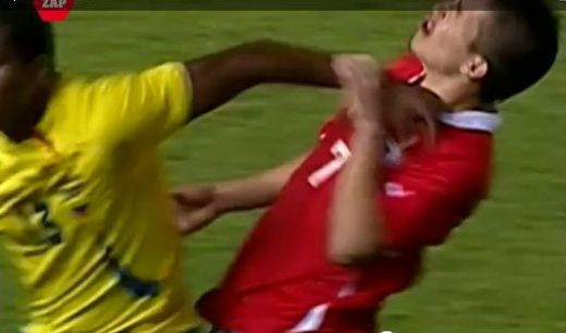 VIDEO / Asta e cea mai tare simulare! S-a lovit singur cu MANA adversarului!