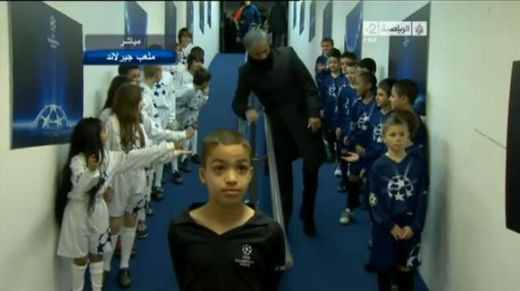 VIDEO / Asta este fata UMANA a lui Jose Mourinho! Vezi cum s-a jucat cu copiii inainte de meciul cu Lyon: