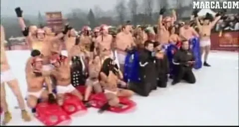 VIDEO / 17.000 de oameni au venit sa vada asta! Cea mai FIERBINTE cursa cu sania! Rezisti?