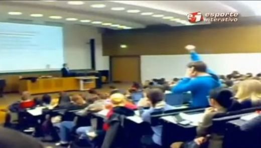 VIDEO FAZA ZILEI / Asculta la casti meciul echipei preferate! Vezi ce reactie a avut la gol! :))