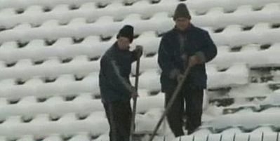 VIDEO! Dinamo va juca pe un teren deszapezit de detinutii de la Jilava! Vezi cum arata stadioanele din Romania