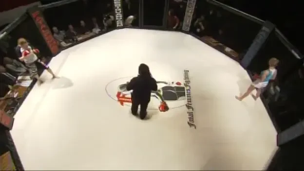 VIDEO Greseala fatala! Atentie, NU bagati "printese" in ring - se pot intampla tragedii!