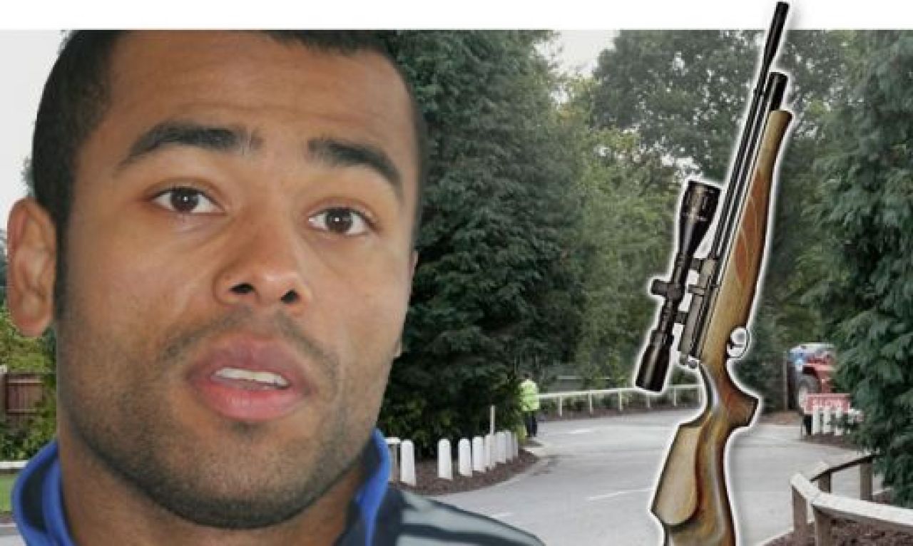 HORROR la Chelsea! Ashley Cole a IMPUSCAT un fan de 21 de ani cu o arma cu luneta:_2