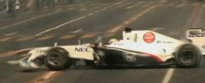 VIDEO FABULOS! El este pilotul debutant din F1 care a scos 200.000 oameni pe strazi!